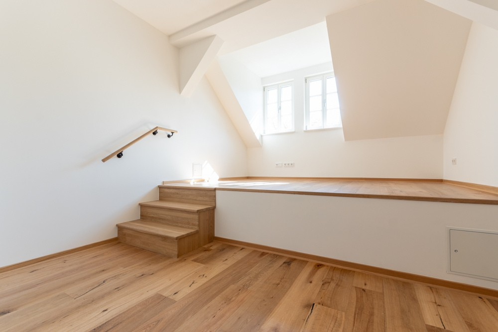 Grosszügige Dachgeschoss-Wohnung | Balkon | Tageslichtbad | Parkett | Stellpatz | Aufzug