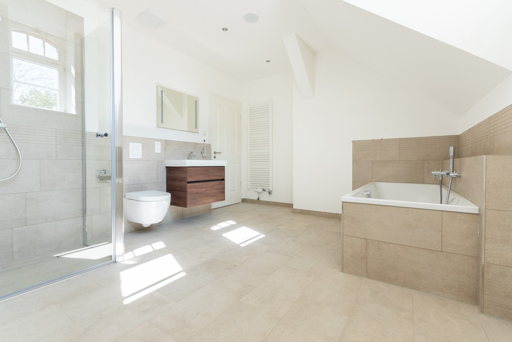 Wohlfühloase im Dachgeschoss | Balkon | Tageslichtbad mit Wanne & Dusche| HWR | Stellplatz | Aufzug