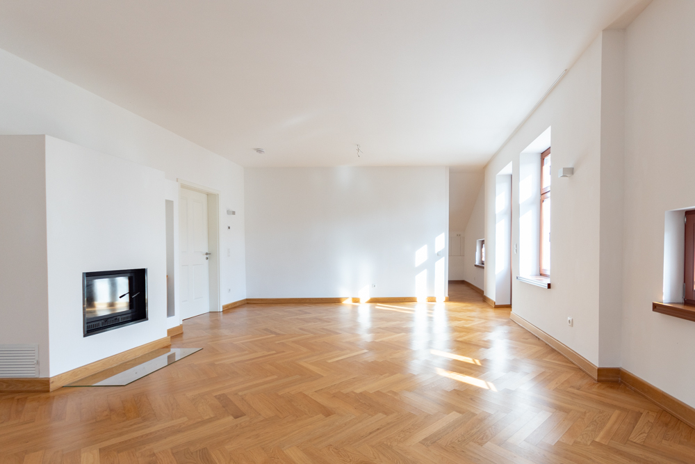 Großzügige Dachgeschosswohnung in Villa mit Kamin und Balkon | stylisches Bad | Stellplatz
