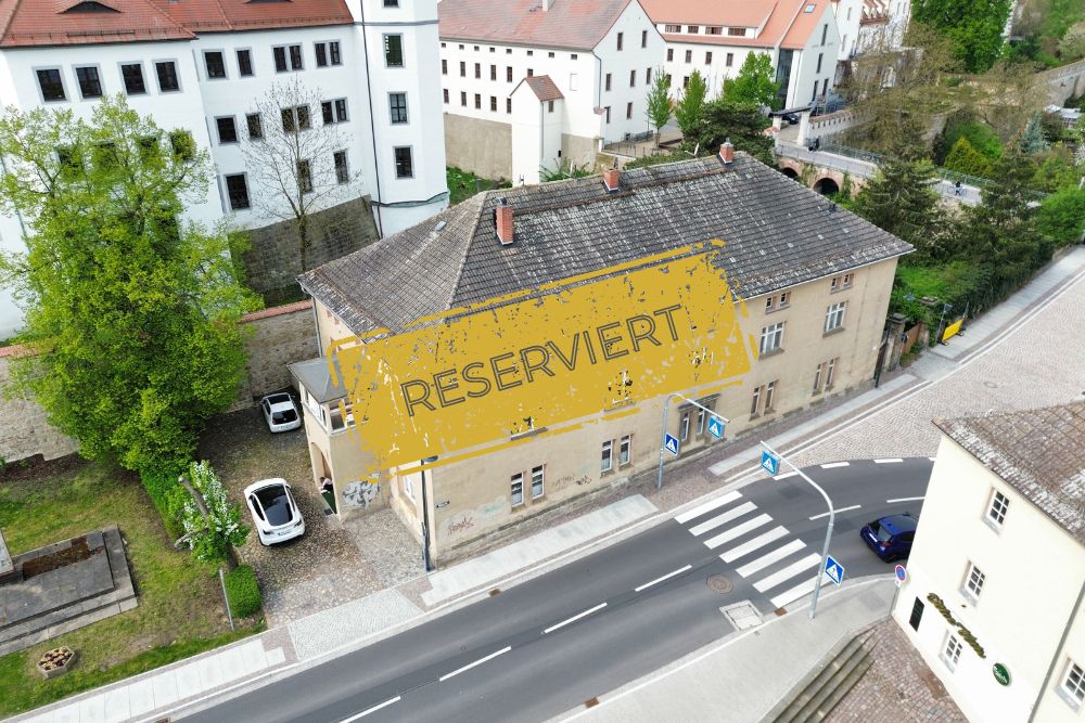 Unsaniertes Mehrfamilienhaus direkt am Torgauer Schloss im Dornröschenschlaf
