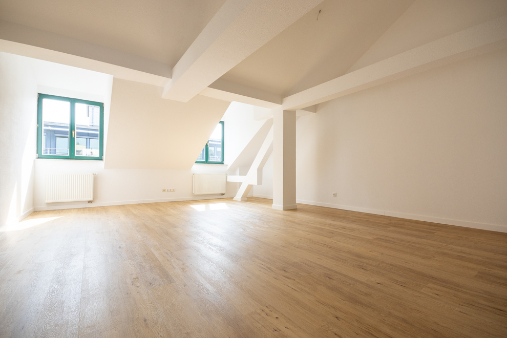 Großzügige Dachgeschosswohnung mit West-Loggia im Herzen Leipzigs | Tageslichtbad mit Wanne | Aufzug