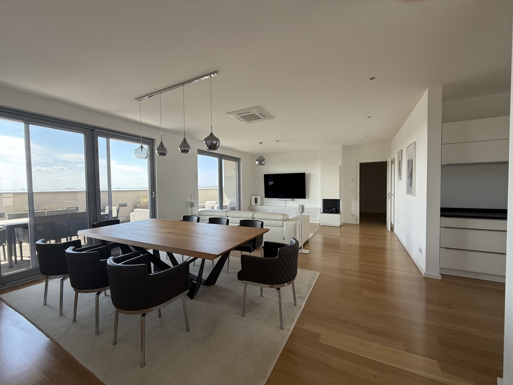 Voll möbliert – LUXUS Penthouse mit Panoramablick | Große Terrasse | Sauna | 2 Bäder | Stellplätze