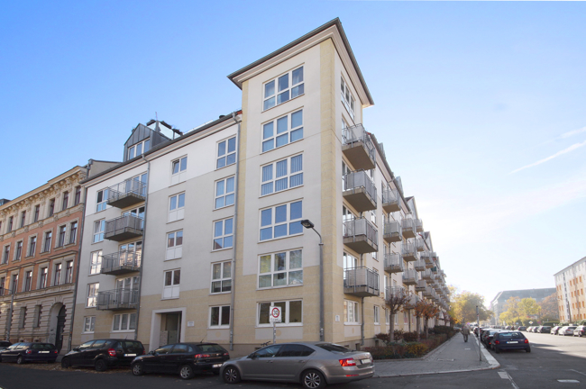 Schöne Dachgeschosswohnung mit Loggia | 2,5 Zimmer | Parkettboden I Aufzug I Einbauküche