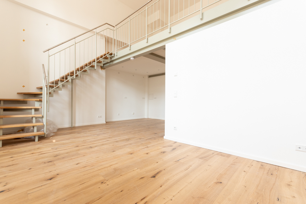 Großzügige Maisonette mit Terrasse | Offene Küche | Bad mit Dusche & WMA | Galerie |Stellplatz