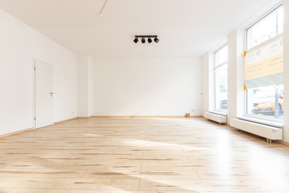 Individuell gestaltbare Gewerbeeinheit mit großen Schaufenstern