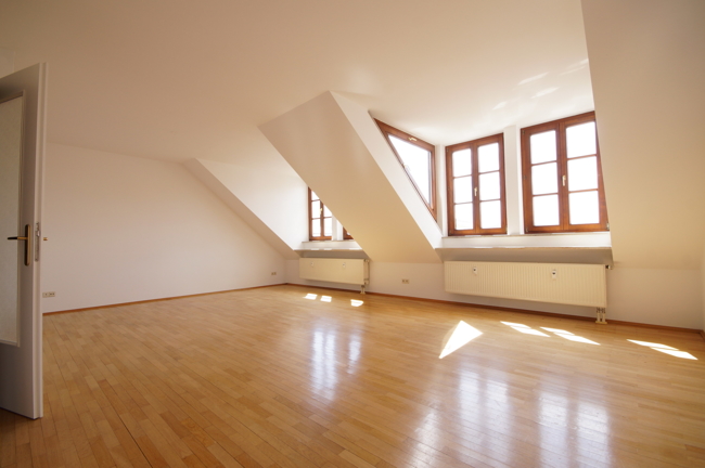 Tolle Dachgeschoss-Wohnung am Zentrum | Balkon | Einbauküche