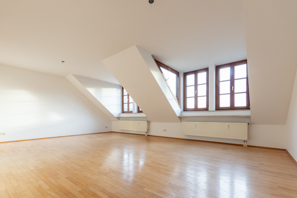 Tolle Dachgeschoss-Wohnung am Zentrum | Balkon | Einbauküche