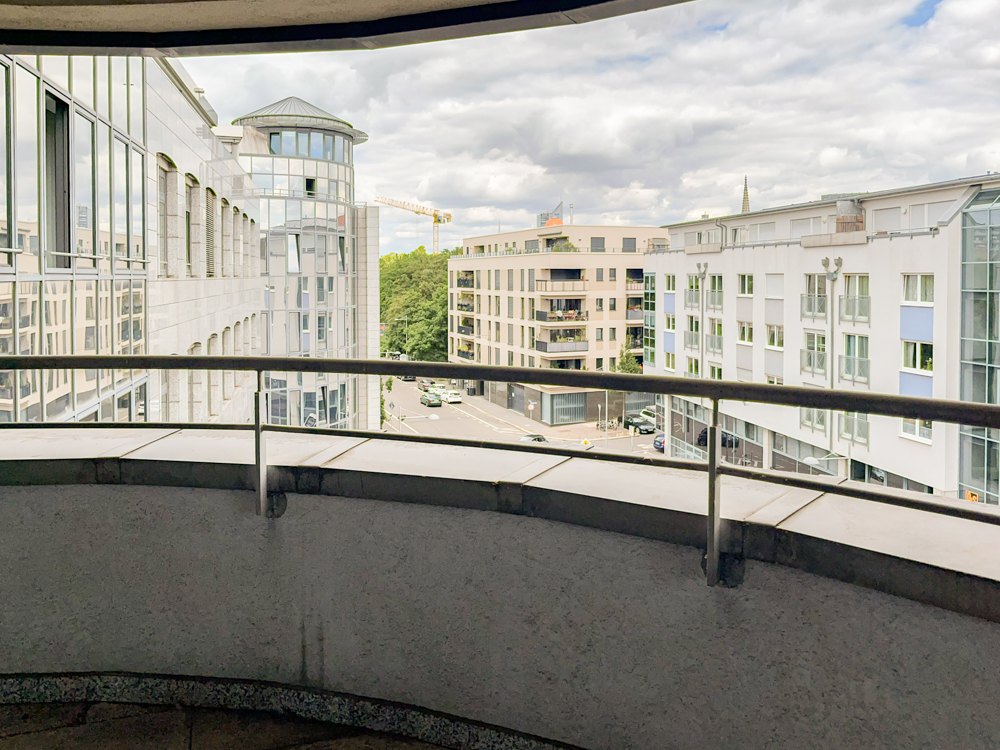 Top gelegene Büroeinheit im Zentrum-Süd | Küche | Bad mit Wanne | Gäste-WC | Balkon