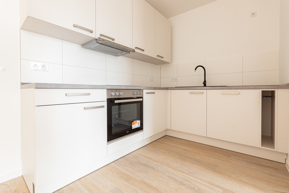 Sonnige Wohnung mit großem Balkon und Einbauküche | Aufzug & Stellplatz | Erstbezug