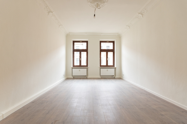 Helle 3-Zimmer-Wohnung mit Tageslichtbad | Laminat | Stuckelemente | WG geeignet | Ruhige Lage |