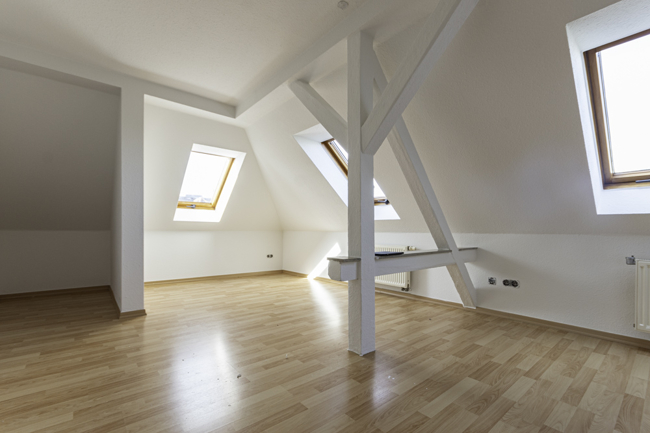 Helle Dachgeschoss-Wohnung | Ruhige Wohnlage | Tageslichtbad mit Wanne | Einbauküche