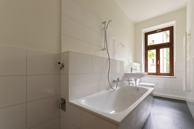 Helle 3-Zimmer-Wohnung mit Tageslichtbad | Laminat | Stuckelemente | WG geeignet | Ruhige Lage |