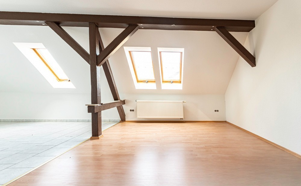 Helle Dachgeschoss-Wohnung | Ruhige Wohnlage | Tageslichtbad mit Wanne | Einbauküche