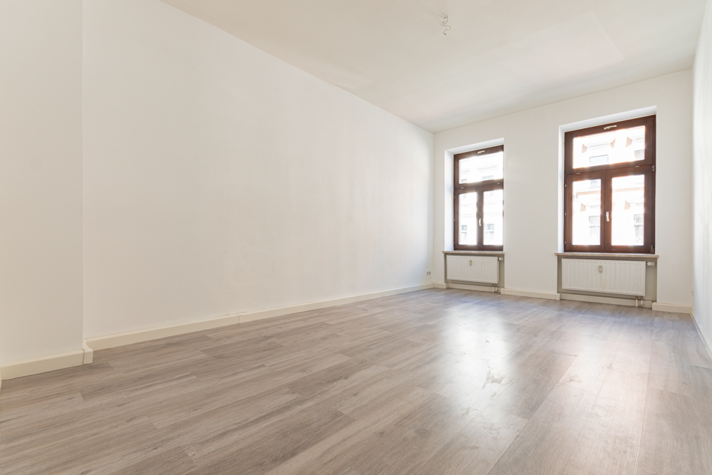 Helle 3-Zimmer-Wohnung mit Tageslichtbad | Laminat | Stuckelemente | WG geeignet | Ruhige Lage |