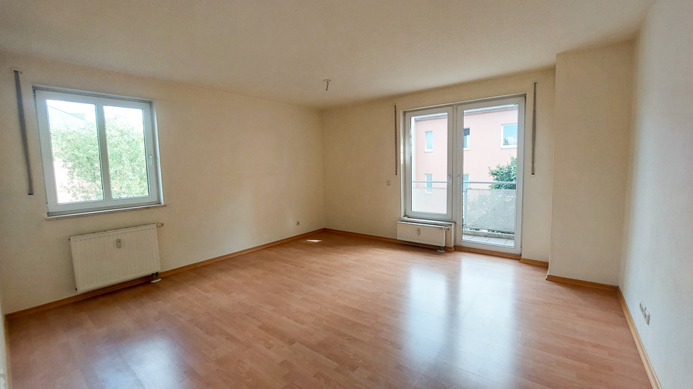 Ruhige Lage im Hinterhaus mit Balkon | Laminatboden | Tageslichtbad mit Wanne | Abstellräume |