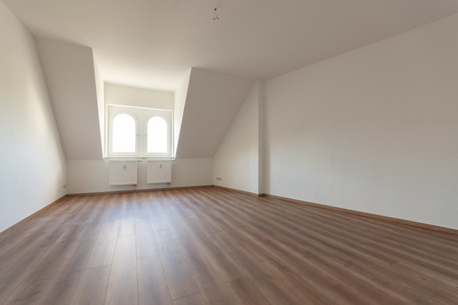 Attraktiver Altbau | Tageslichtbad mit Badewanne | Laminat | separate Küche | WG geeignet