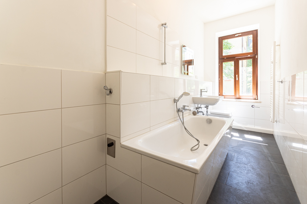 Helle 3-Zimmer-Wohnung mit Tageslichtbad | Laminat | Stuckelemente | WG geeignet | Ruhige Lage |