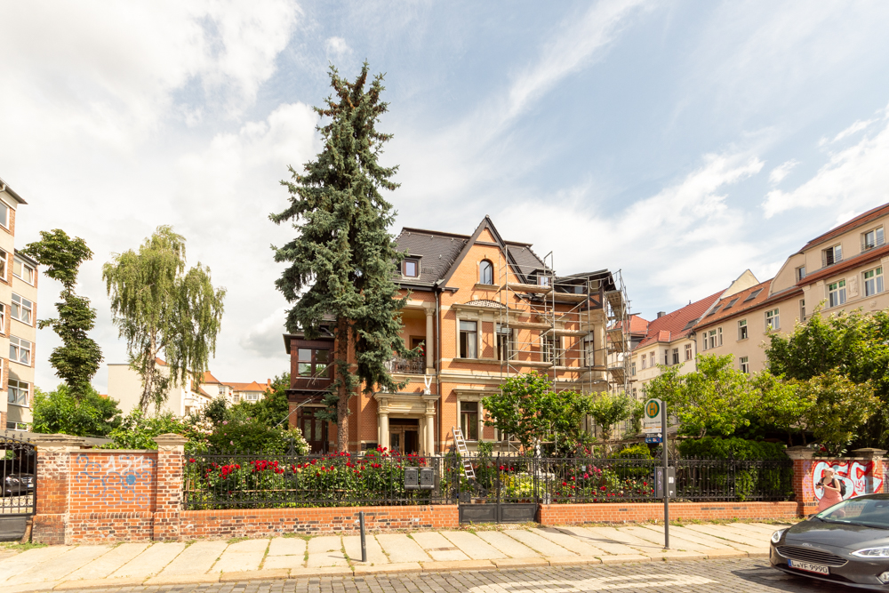 Traumhafte Wohnung in freistehender Villa | saniert | Stellplatz möglich |