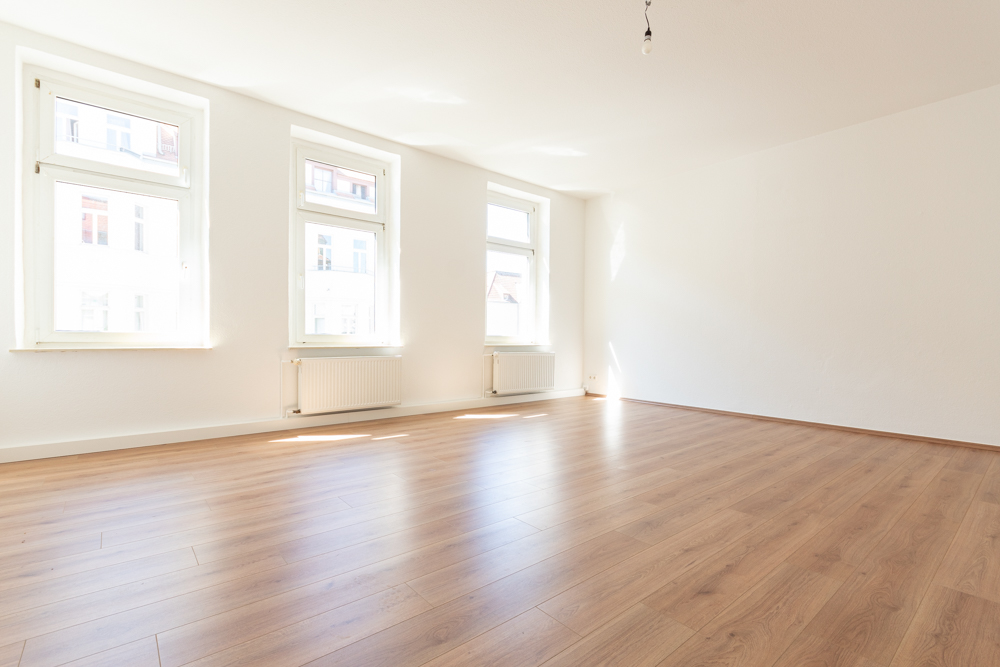 Frisch renovierte 3-Zimmer-Wohnung mit großem Wohnzimmer |Tageslichtbad | Balkon | Stuck