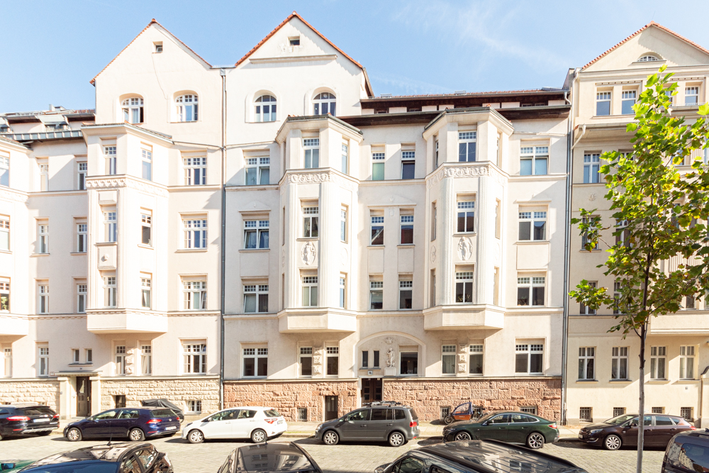 Frisch saniert mit Altbaucharme | Großer Balkon | Stuck | Originaltüren | Tageslichtbad mit Dusche